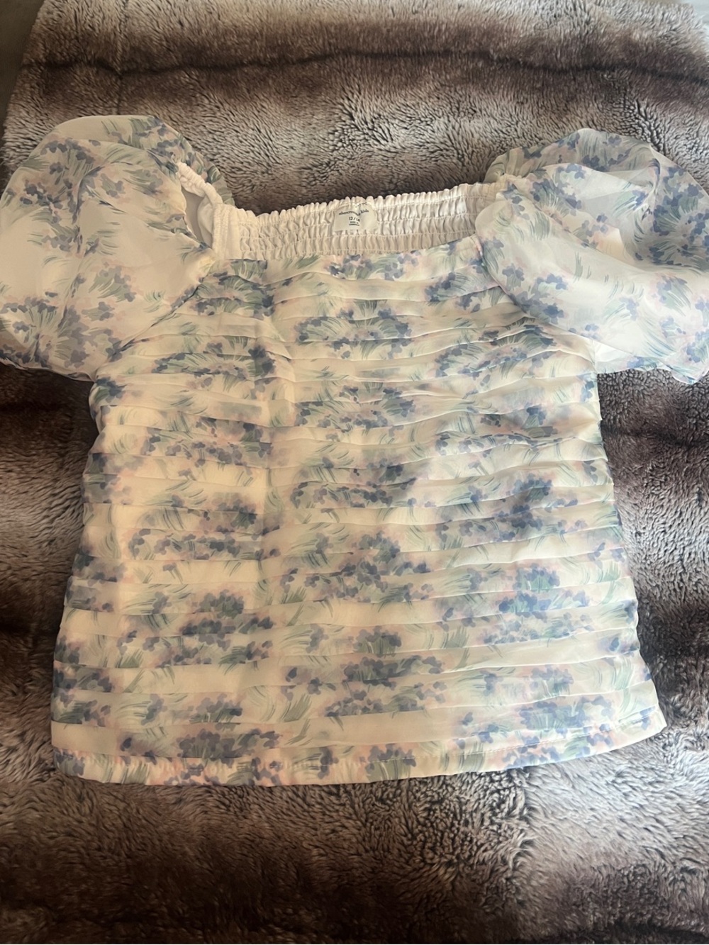 abercrombie kids White Top with Blue Floral Puff Sleeves size 13/14